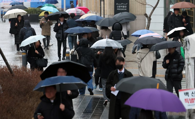 전국 대부분 지역에 비가 내리는 15일 오전 서울 종로구 세종대로에서 시민들이 우산을 쓰고 걸어가고 있다. 뉴스1