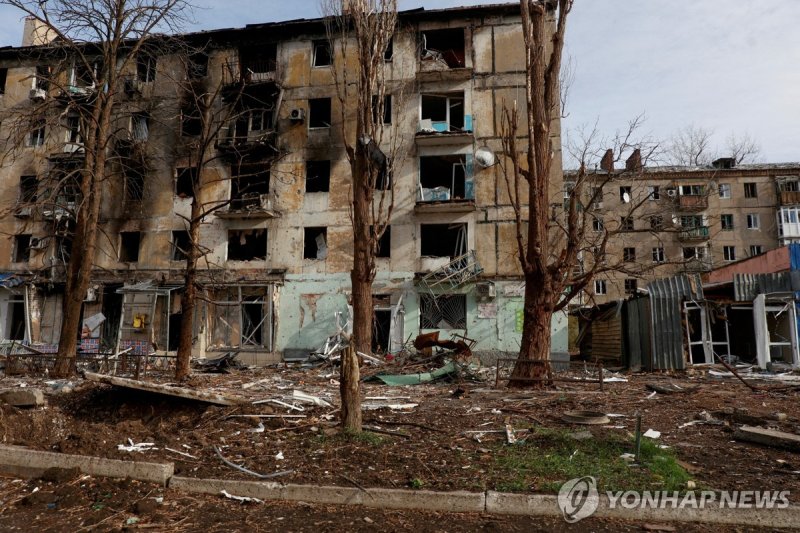 우크라이나 아우디이우카 FILE PHOTO: A view shows residential buildings heavily damaged by permanent Russian military strikes in the front line town of Avdiivka, amid Russia's attack on Ukraine, in Donetsk region, Ukraine November 8, 2023. Radio Free Europe/Radio Liberty/Serhii Nuzhnenko via REUTERS/File Photo