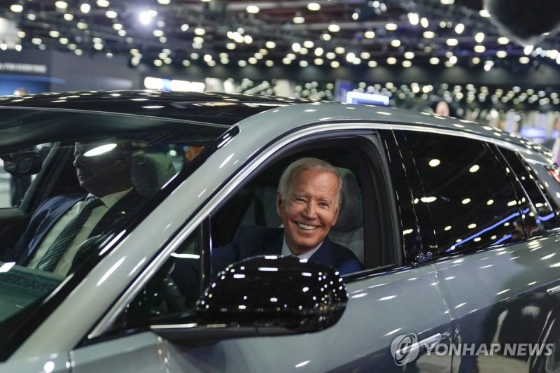 조 바이든 미국 대통령이 지난 2022년 9월 디트로이트에서 열린 자동차 쇼 투어에서 전기차 캐딜락 리릭을 탑승하고 있다. 연합뉴스
