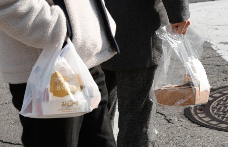 서울시내에서 점심시간 직장인 등이 포장한 음식을 들고 있다. /뉴스1 ⓒ News1 안은나 기자
