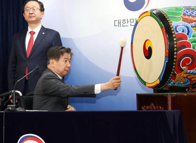 권익위 "지방의회 243곳 전체 청렴도 평가...부당수당 등 관행적 부패 조사"