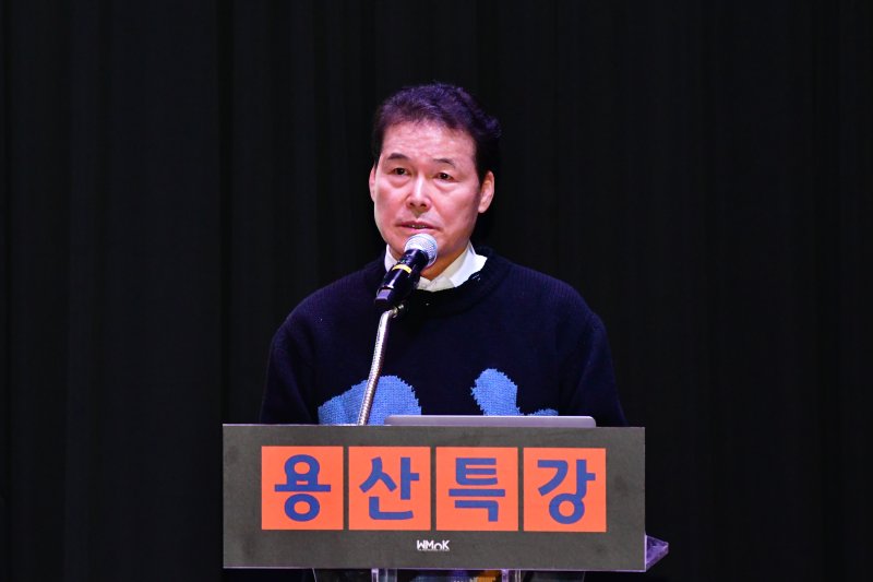 김영호 통일부 장관이 16일 전쟁기념관에서 열린 '2024 용산특강'에서 '북한의 경제·사회 실태'를 주제로 강연하고 있다. 사진=뉴스1