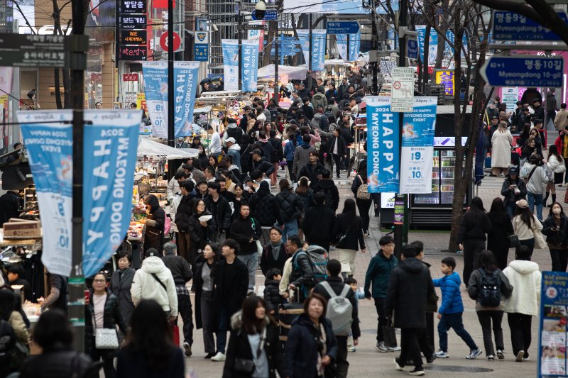 서울 명동거리가 시민들과 관광객들로 붐비고 있다. 뉴스1화상