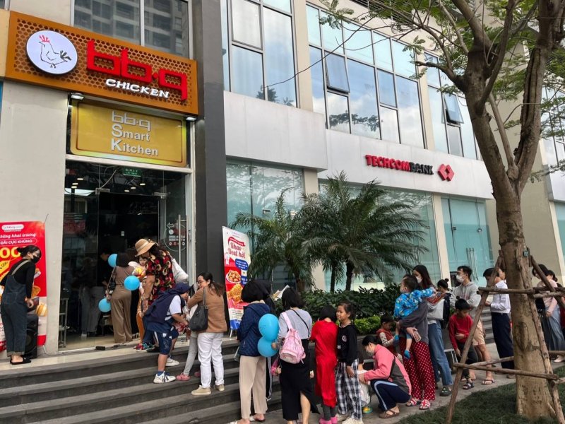 베트남 하노이에 오픈한 BBQ 배달 포장 전문 매장인 BSK 빈홈 가드니아점에 고객들이 줄을 서서 기다리고 있다.