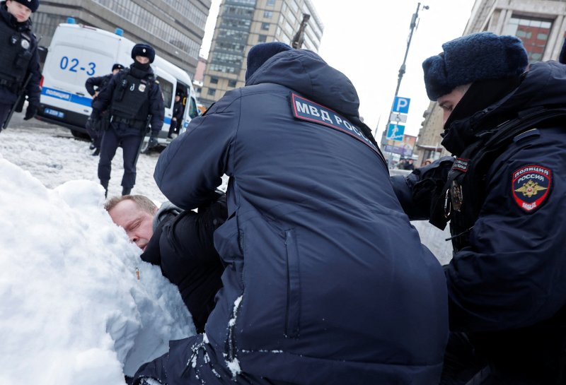 17일(현지시간) 러시아 모스크바의 '슬픔의 벽(옛 소련 시절 정치탄압 희생자 추모비)' 인근에서 러시아 야권 지도자 알렉세이 나발니를 추모하던 시민이 경찰에게 체포되고 있다. 현지 인권단체에 의하면 이날 러시아 32개 도시에서 나발니를 추모하려던 시민 400명 이상이 구금됐다. 로이터연합뉴스
