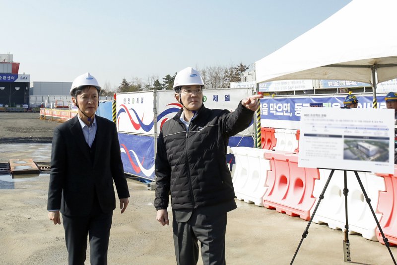 지난 16일 삼성바이오로직스 인천사업장을 찾은 이재용 삼성전자 회장(오른쪽)이 항체·약물 접합체(ADC) 제조시설 건설 현장을 살펴보고 있다. 삼성전자 제공