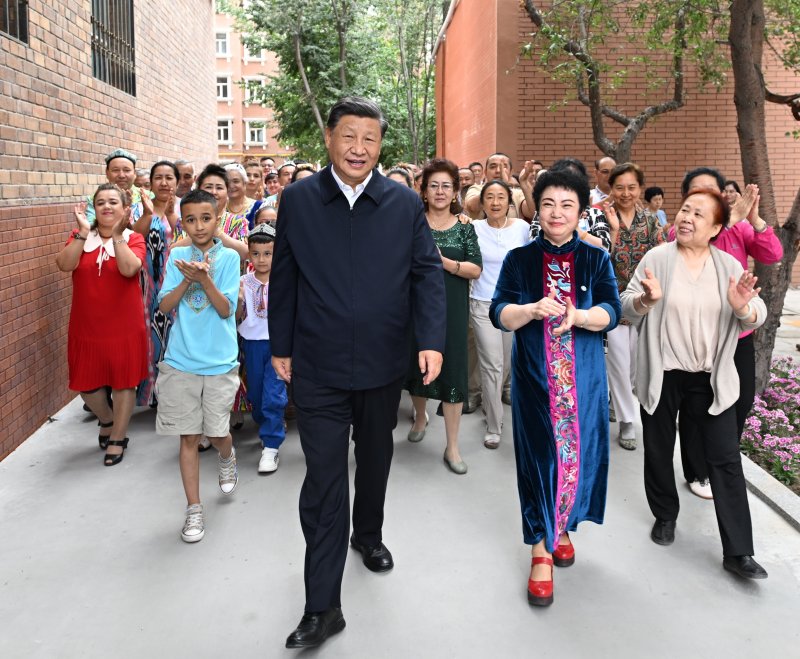 시진핑 중국 국가주석이 지난 2022년 7월 13일 중국 신장웨이우얼(신장 위구르) 자치구 우루무치시 톈산의 구위안 지역사회를 방문하고 있다.