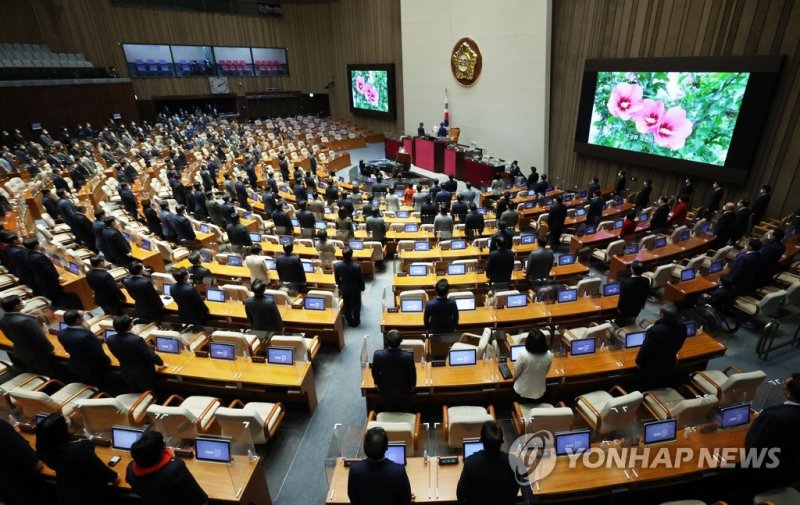 2월 임시국회 개회 (서울=연합뉴스) 이정훈 기자 = 지난달 27일 오후 국회 본회의장에서 열린 임시국회 개회식에서 의원들이 애국가를 제창하고 있다.