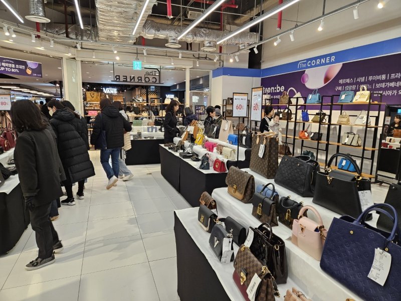 16일 서울 용산구 소재 아이파크몰에 마련된 '트렌비 해외명품 초대전' 팝업 스토어 행사장.ⓒ 뉴스1/김진희 기자.