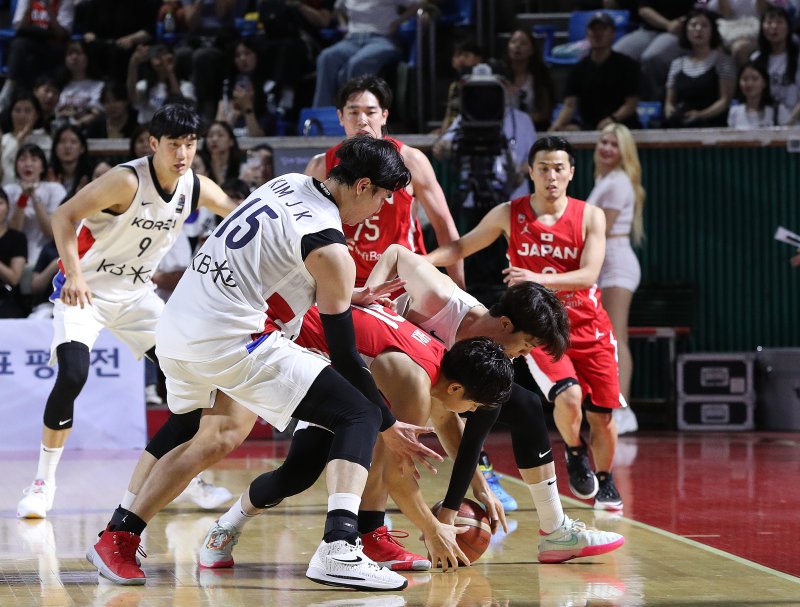 22일 오후 서울 송파구 잠실학생체육관에서 열린 KB국민은행 2023 남자농구 국가대표 평가전 대한민국과 일본의 경기에서 김종규가 볼다툼을 하고 있다. 2023.7.22/뉴스1 ⓒ News1 신웅수 기자