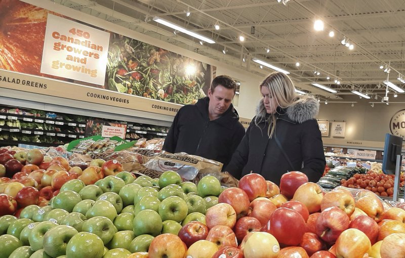 지난해 3월27일(현지시간) 캐나다 온타리오주(州) 오타와의 한 슈퍼마켓에서 과일을 보는 소비자들. 23.03.27 ⓒ 로이터=뉴스1 ⓒ News1 김예슬 기자