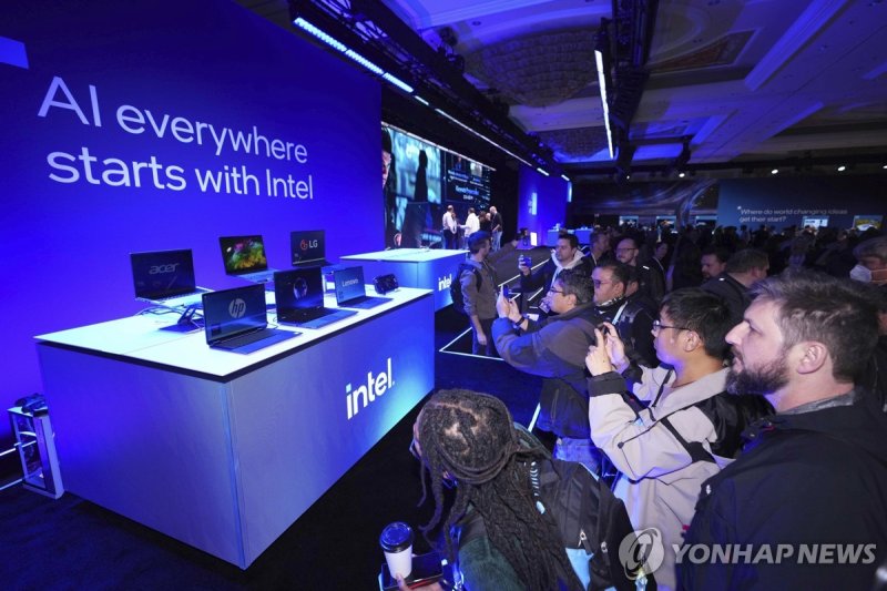 CES 2024에 전시된 인텔 코어 울트라 탑재 AI 노트북들 IMAGE DISTRIBUTED FOR INTEL - Intel debuts the latest AI PCs powered by the Intel Core Ultra mobile processor family – with partners including Acer, ASUS, Dell, HP, Lenovo, and MSI at Intel's Open House at the Consumer Electronic Show on Monday, Jan. 8, 2024 in Las