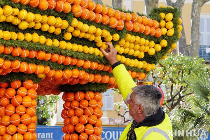 [망통=신화/뉴시스] 프랑스 남부 소도시 망통에서 17일(현지 시간) 열린 2024 망통 레몬 축제에 2024 파리 올림픽을 기념하기 위해 레몬으로 만든 대형 올림픽 선수 모형이 등장했다고 19일 AP통신이 보도했다. 사진은 2022년 한 관계자가 망통 레몬 축제를 준비하는 모습. 2024.02.19. *재판매 및 DB 금지