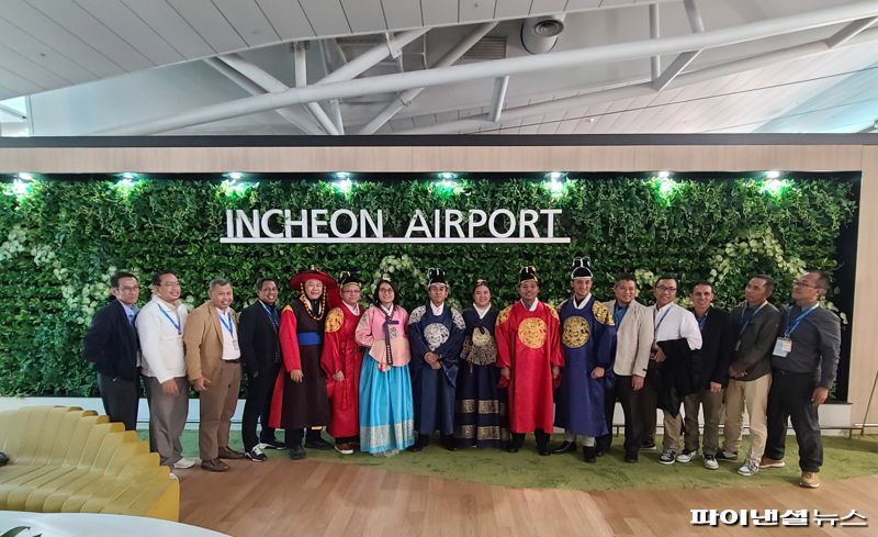 인도네시아 공항장들이 지난 2월 1일 인천공항 제1여객터미널 K-컬쳐존에서 한국 문화체험을 하고 기념사진을 촬영하고 있다. 인천국제공항공사 제공
