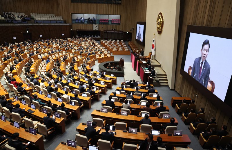 김진표 국회의장이 19일 오후 서울 여의도 국회에서 제413회 국회(임시회) 제1차 본회의에서 개회사를 하고 있다. 뉴스1