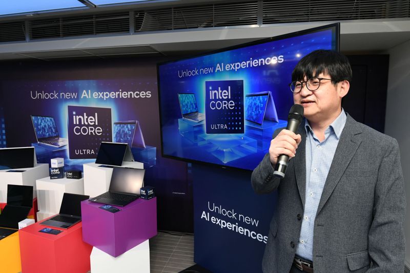 최원혁 인텔코리아 상무가 19일 서울 성동구 플란트란스 성수 플래그쉽에서 열린 'AI 에브리웨어' 쇼케이스에서 인텔의AI PC 전략을 소개하고 있다. 인텔코리아 제공