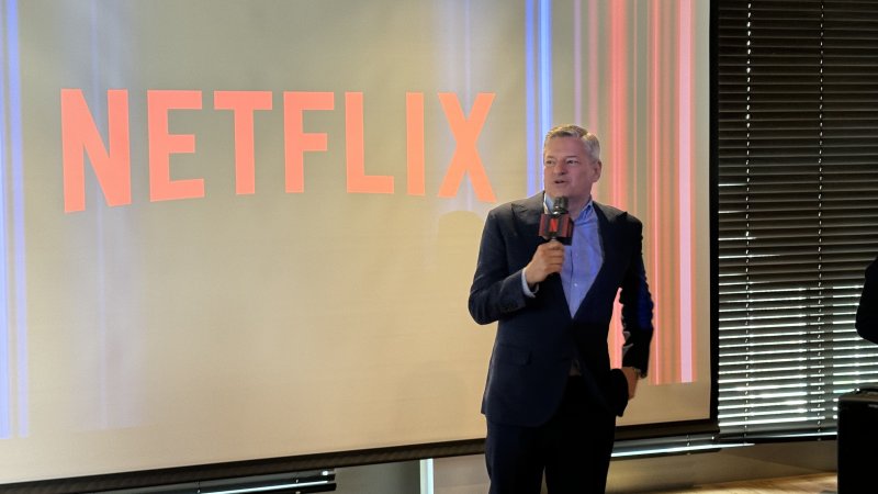 [서울=뉴시스] 윤정민 기자 = 테드 서랜도스 넷플릭스 공동 최고경영자(CEO)가 16일 오후 서울 종로구에서 열린 '넷플릭스 서울 사랑방' 행사에서 한국 기자들에게 새해 인사를 전하고 있다. 2024.02.16. alpaca@newsis.com