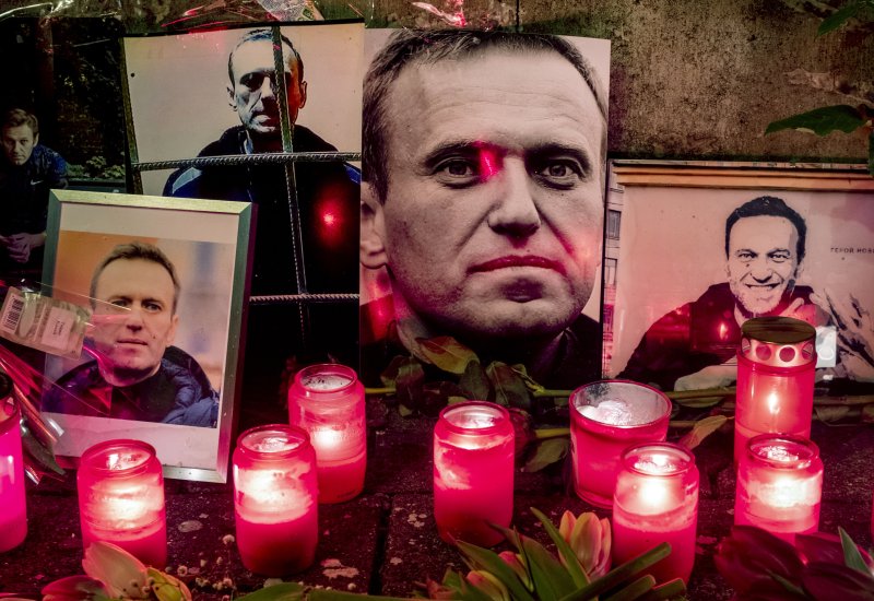 17일(현지시간) 독일 프랑크푸르트 러시아 영사관 앞에 러시아 야권 지도자 알렉세이 나발니(47)의 죽음을 애도하는 촛불과 사진이 놓여져 있다. 사진=뉴시스