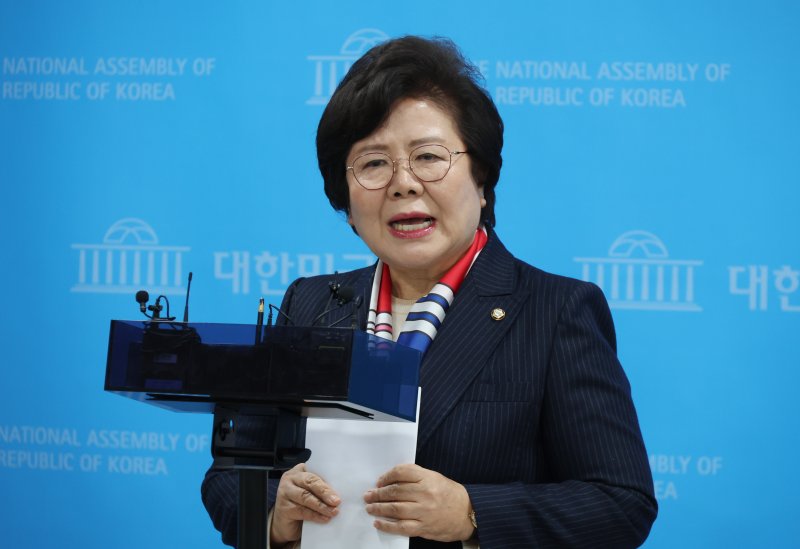 [서울=뉴시스] 조성봉 기자= 서정숙 국민의힘 의원이 19일 오전 서울 여의도 국회 소통관에서 제22대 국회의원선거 용인병 공천 탈락과 관련해 발언을 하고 있다. 2024.02.19. suncho21@newsis.com