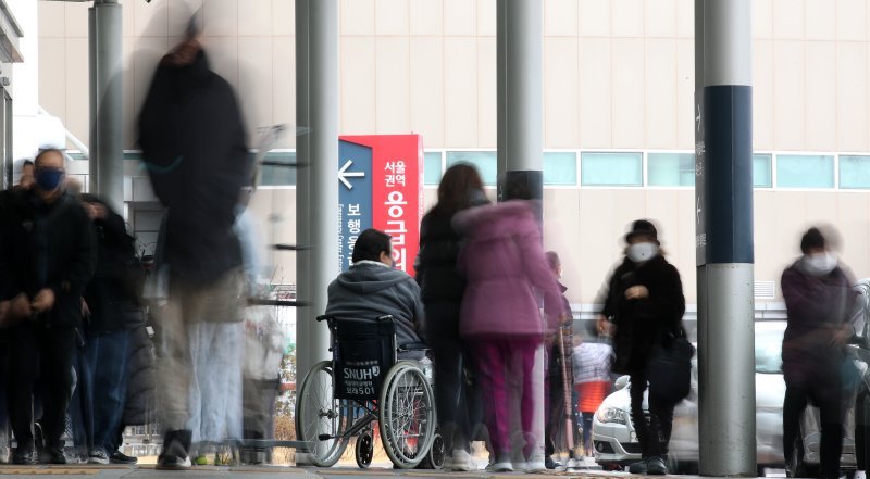 전공의들이 예고한 집단 사직서 제출 시한이 하루 앞으로 다가온 19일 서울 시내의 한 대학병원을 찾는 환자 및 보호자들의 발길이 이어지고 있다. /사진=뉴스1