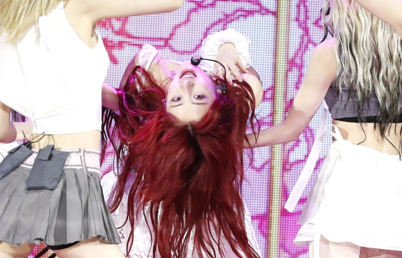 그룹 르세라핌(LE SSERAFIM) 허윤진이 19일 오후 서울 성북구 고려대학교 화정체육관에서 가진 미니 3집 ‘이지(EASY)’ 발매 기념 쇼케이스에서 신곡을 선보이고 있다. ⓒ News1 권현진 기자