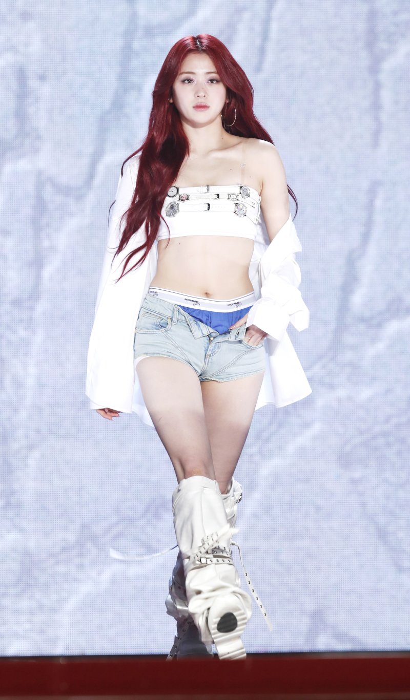 그룹 르세라핌(LE SSERAFIM) 허윤진이 19일 오후 서울 성북구 고려대학교 화정체육관에서 가진 미니 3집 ‘이지(EASY)’ 발매 기념 쇼케이스에서 팬츠리스 패션을 선보이며 캣워크를 하고 있다. ⓒ News1 권현진 기자