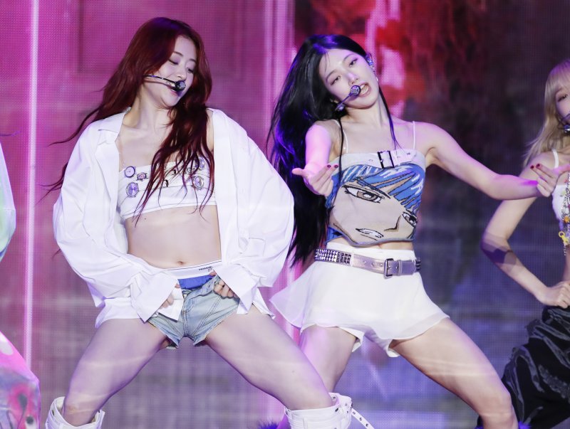 그룹 르세라핌(LE SSERAFIM) 허윤진과 카즈하(오른쪽)이 19일 오후 서울 성북구 고려대학교 화정체육관에서 가진 미니 3집 ‘이지(EASY)’ 발매 기념 쇼케이스에서 동명의 타이틀 곡 ‘이지’를 선보이고 있다. ⓒ News1 권현진 기자