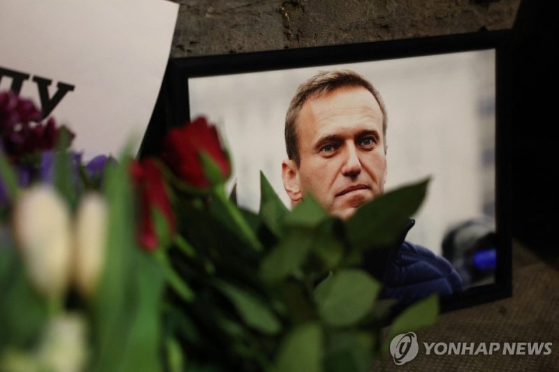 영국 나발니 추모 장소 Photographs and flowers are left outside the Russian Embassy in London on February 16, 2024, following the news of the death of Russian opposition leader Alexei Navalny. British Foreign Secretary David Cameron on Friday said that Russian President Vladimir Putin "should be accountable f