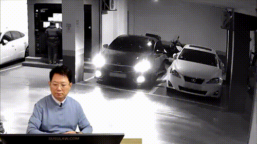 한 주차장에서 검은색 차량 차주가 옆 흰색 승용차 옆 부분을 ‘문콕’하는 모습이 찍힌 CCTV 영상. 유튜브 채널 ‘한문철TV’ 캡처