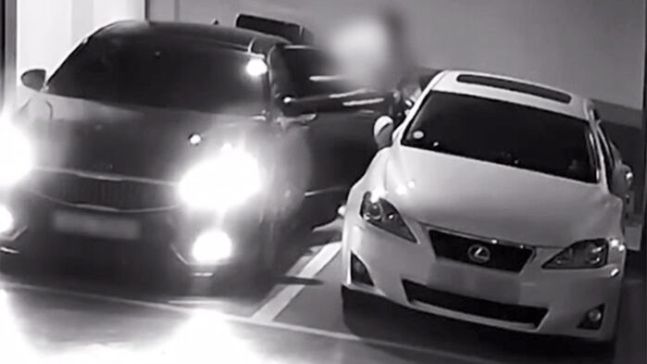 한 주차장에서 검은색 차량 차주가 옆 흰색 승용차 옆 부분을 '문콕'하는 모습. 사진=유튜브 채널 ‘한문철TV’ 캡처