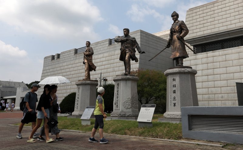 2023년 8월 15일 오후 제78주년 광복절을 맞아 충남 천안 독립기념관을 찾은 관람객들이 윤봉길·안중근 의사와 김좌진 장군의 동상을 살펴보고 있다. 사진=뉴스1