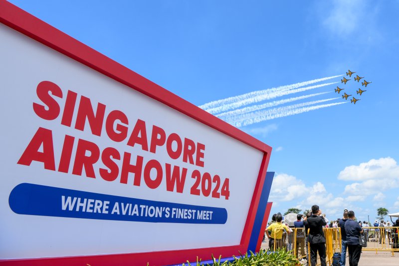대한민국 공군의 특수비행팀 블랙이글스가 20일 싱가포르에서 열린 '싱가포르 에어쇼 2024'에서 가장 마지막 에어쇼팀으로 이륙해 다이아몬드 기동을 선보이고 있다. 사진=공군 제공