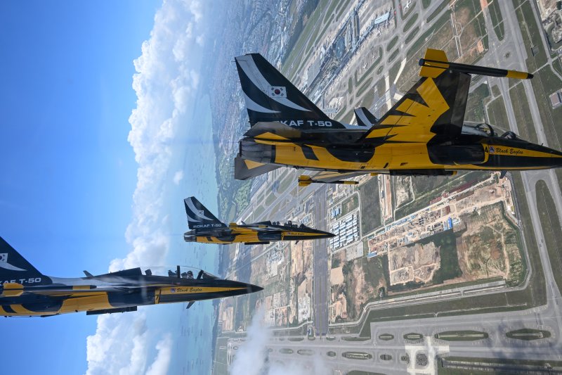 대한민국 공군의 특수비행팀 블랙이글스가 20일 싱가포르에서 열린 '싱가포르 에어쇼 2024'에서 가장 마지막 에어쇼팀으로 이륙해 루프 기동을 선보이고 있다. 사진=공군 제공