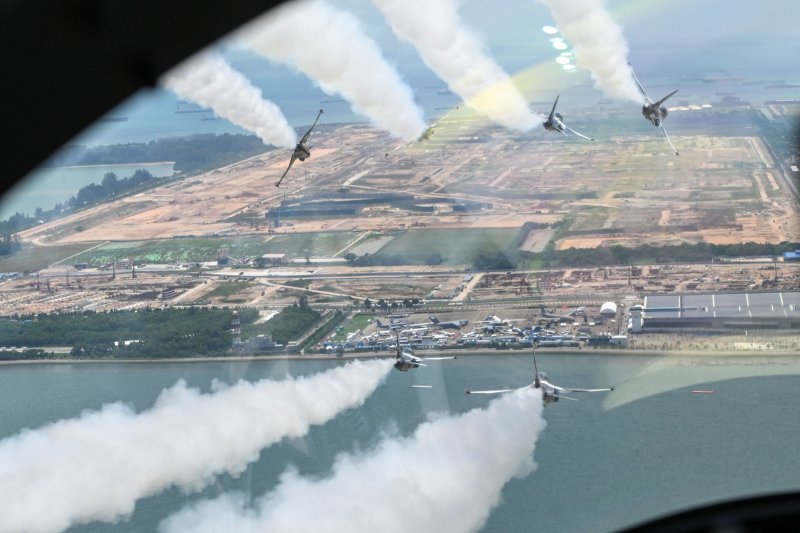 대한민국 공군의 특수비행팀 블랙이글스가 20일 싱가포르에서 열린 '싱가포르 에어쇼 2024'에서 가장 마지막 에어쇼팀으로 이륙해 블루밍브레이크 기동을 선보이고 있다. 사진=공군 제공