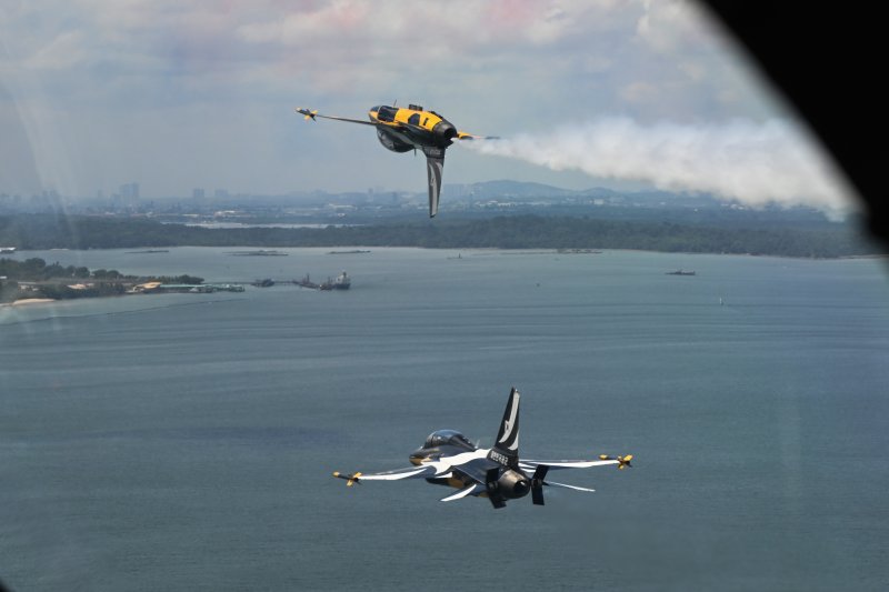 대한민국 공군의 특수비행팀 블랙이글스가 20일 싱가포르에서 열린 '싱가포르 에어쇼 2024'에서 가장 마지막 에어쇼팀으로 이륙해 더블헬릭스 기동을 선보이고 있다. 사진=공군 제공