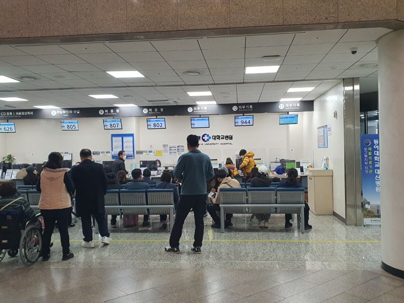 의료계가 단체 행동에 나선 20일 동아대병원에서 방문객들이 차례를 기다리고 있다. 최승한 기자