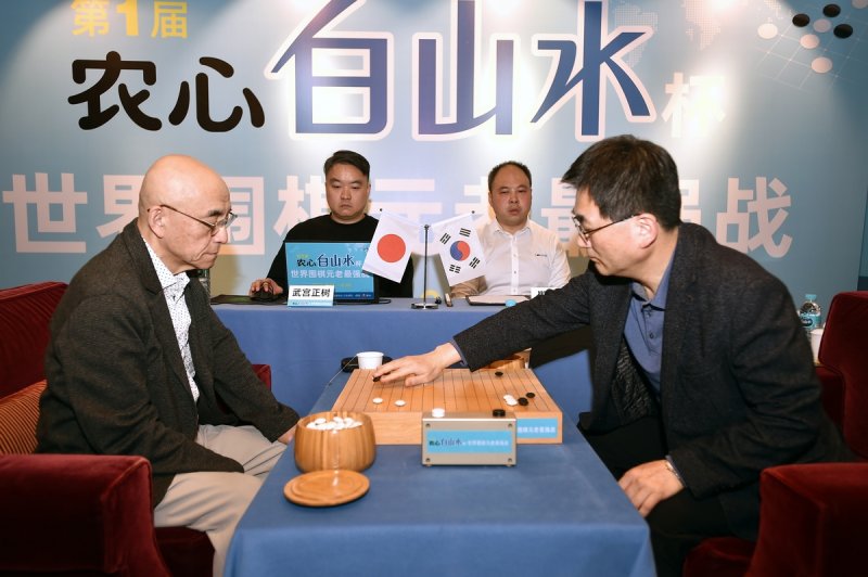 최규병(오른쪽) 9단이 농심 백산수배에서 다케미야 마사키 9단에게 패했다. [한국기원 제공. 재판매 및 DB 금지]