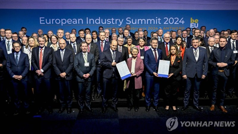 EU 집행위원장, 유럽 기업인들과 간담회 INEOS Group chairman Sir Jim Ratcliffe (2ndL), President of the Jacques Delors Institute Enrico Letta, ArcelorMittal CEO Europe Geert Van Poelvoorde, CEO of BASF Martin Brudermüller, European Commission president Ursula Von der Leyen, Belgian Prime Minister Alexander De Croo, 