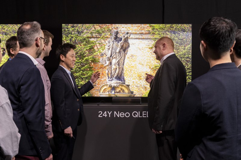 지난 2월20일(현지시간) 독일 프랑크푸르트 '2024 유럽 테크세미나'에서 참석자들이 삼성전자의 2024년형 네오 QLED 8K 신제품을 살펴보고 있다. 삼성전자 제공