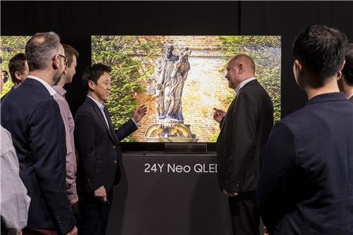 20일(현지시간) 독일 프랑크푸르트 '2024 유럽 테크세미나'에서 참석자들이 삼성전자의 2024년형 네오 QLED 8K 신제품을 살펴보고 있다. 삼성전자 제공