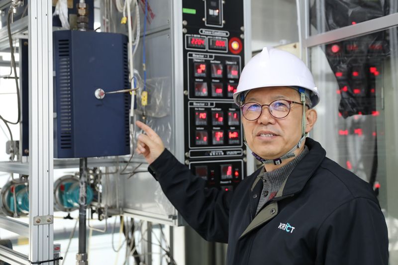 한국화학연구원 이산화탄소에너지연구센터 장태선 책임연구원이 대전의 건식개질 탄소포집활용(CCU) 파일럿 시설에서 장비를 설명하고 있다. 화학연구원 제공