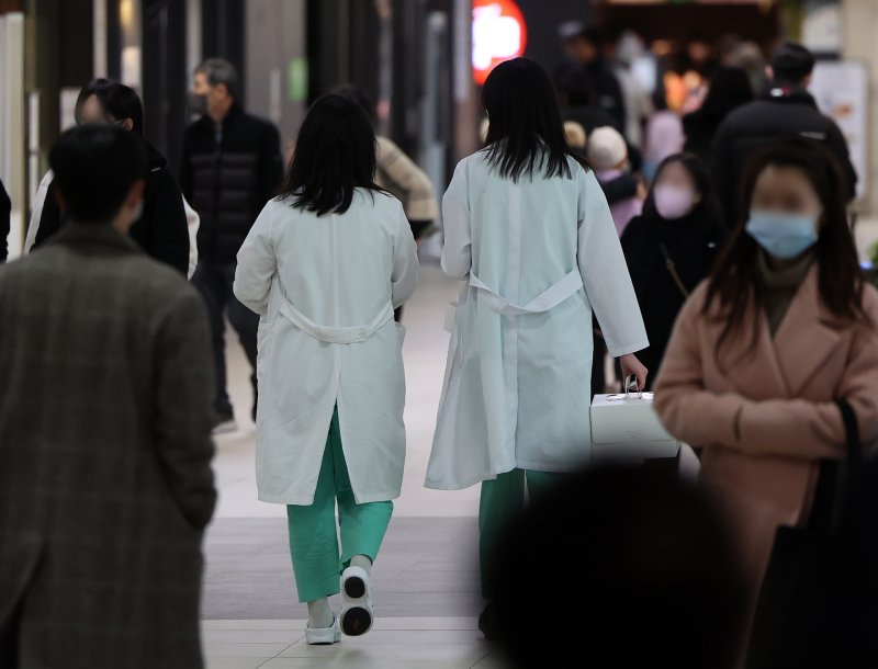 서울 종로구 서울대병원에서 의료진들이 이동하고 있다. 뉴스1 제공