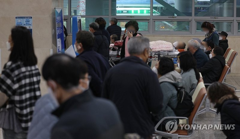 환자로 북적이는 대학병원 환자로 북적이는 대학병원 (대구=연합뉴스) 윤관식 기자 = 21일 대구 한 대학병원에서 환자들이 진료 접수를 기다리고 있다. 2024.2.21 psik@yna.co.kr (끝)