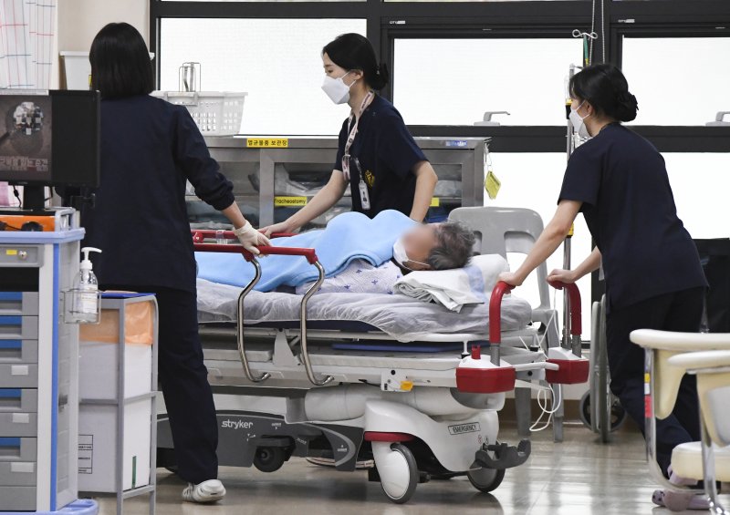 병역 미필 사직 전공의 '추천서' 없이 국외여행 제한, 병무청 "정상 절차" 해명