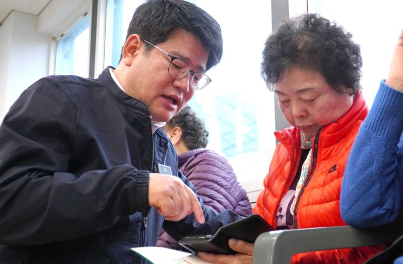 권재한 농림축산식품부 농업혁신정책실장은 충남 부여군 규암면 합송1리 마을회관을 찾아 농업인들에게 기본형공익직불금 스마트폰을 활용한 비대면 1대 1 신청 방법을 알려주고 있다. 농림축산식품부 사진 제공