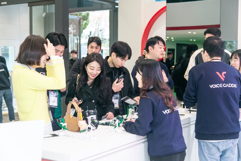지난 20일 보이스캐디 서울 강남 사옥에서 보이스캐디 론칭쇼가 열렸다. 행사장을 찾은 소비자들이 T11, T11 PRO 등 2024년형 신제품을 살펴보고 있다. 보이스캐디 제공