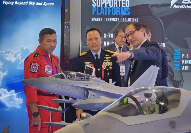 강구영 KAI 사장(오른쪽 첫번째)이 지난 20일 싱가포르 창이공항에서 진행중인 '2024 싱가포르 에어쇼' KAI부스에서 인도네시아 공군기참부장과 특수비행팀 주피터 조종사에게 차세대 공중전투체계에 대해 설명하고 있다. 한국항공우주산업 제공
