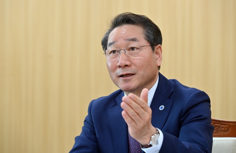 유정복 인천시장이 취임 3년차인 올해 중점 추진하는 정책을 설명하고 있다. 인천시 제공