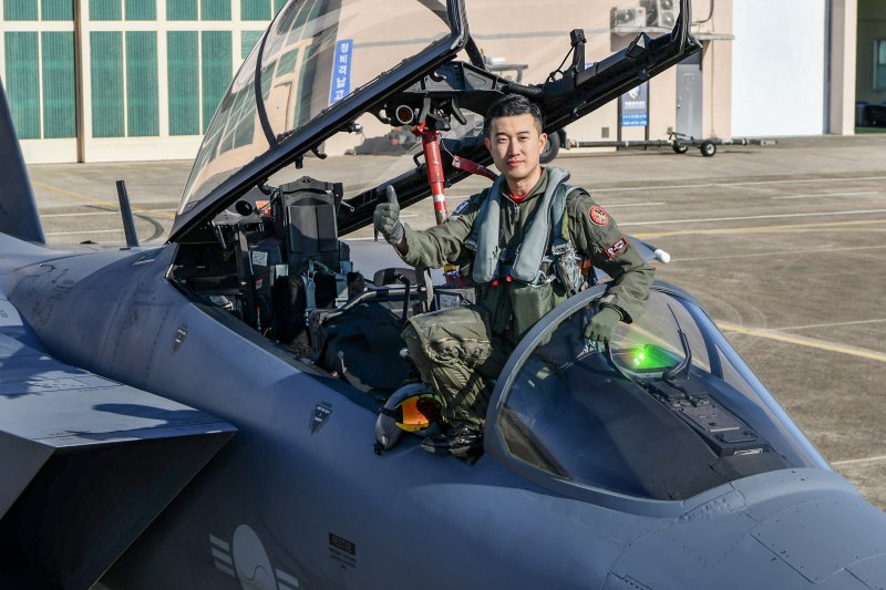 2023년 공군 최우수 조종사로 선정된 김선경 소령이 F-15K 전투기 안에서 엄지를 치켜들고 있다. 공군 제공