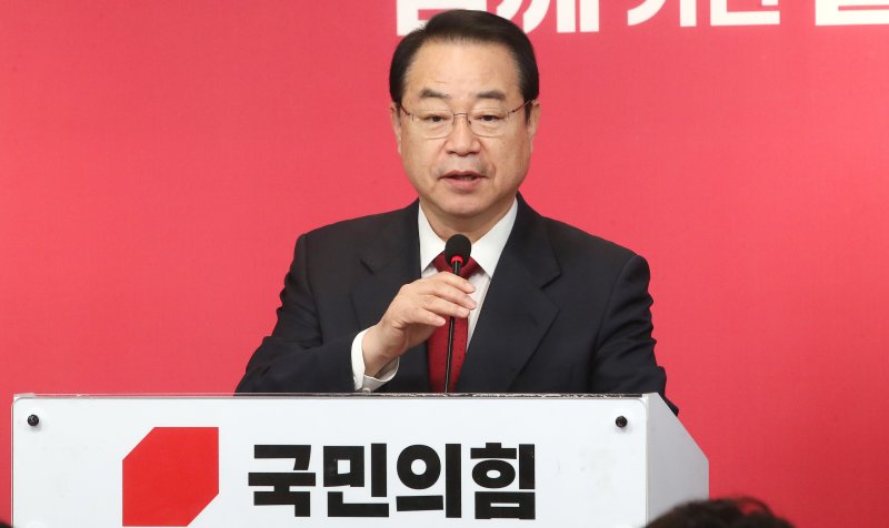 정영환 국민의힘 공천관리위원장이 18일 오전 서울 여의도 국민의힘 중앙당사에서 제10차 회의 결과를 발표하고 있다. 이날 정 위원장은 대구(12곳)·부산(18곳)·울산(6곳)·강원(8곳) 등 44개 지역구에 대한 공천 심사 결과를 발표했다. /사진=뉴스1